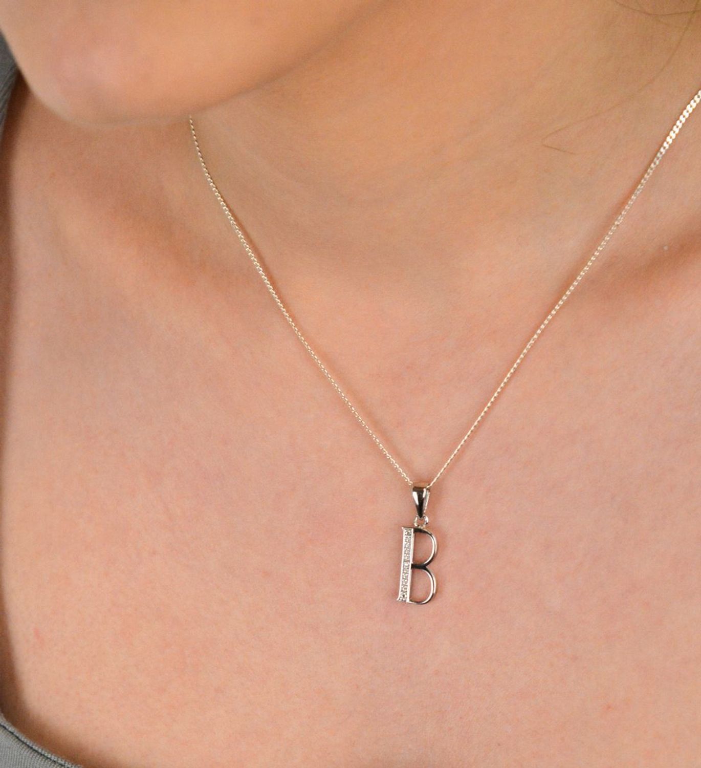 Literka srebrna próba 925, B zdobiona cyrkoniami AP17-0203 B Subtelna zawieszka w kształcie literki B, wykonana z wysokiej jakości srebra próby 925 i ozdobiona błyszczącymi cyrkoniami. 1.jpg